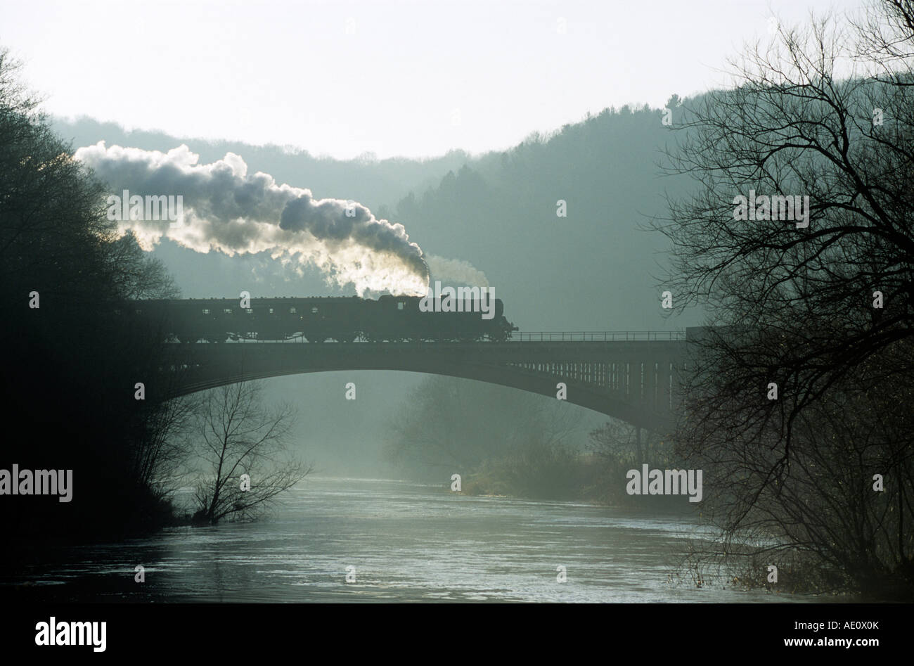 Un train à vapeur passe lentement sur le pont Victoria sur la Severn Valley Railway, Shropshire, Angleterre. Banque D'Images