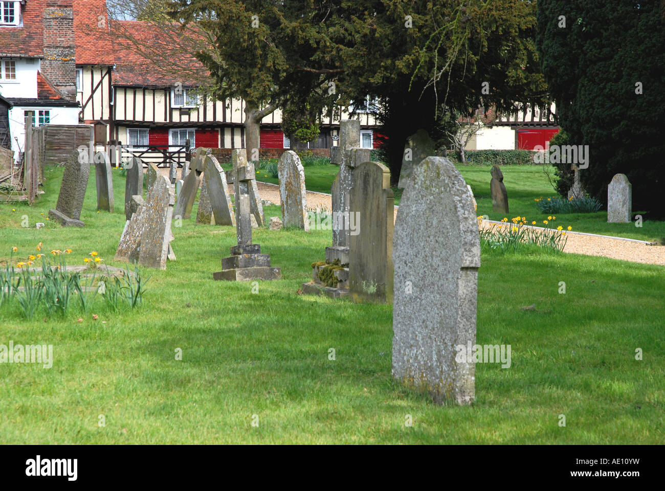 Cimetière à Manuden Essex Angleterre maisons à colombages derrière Banque D'Images