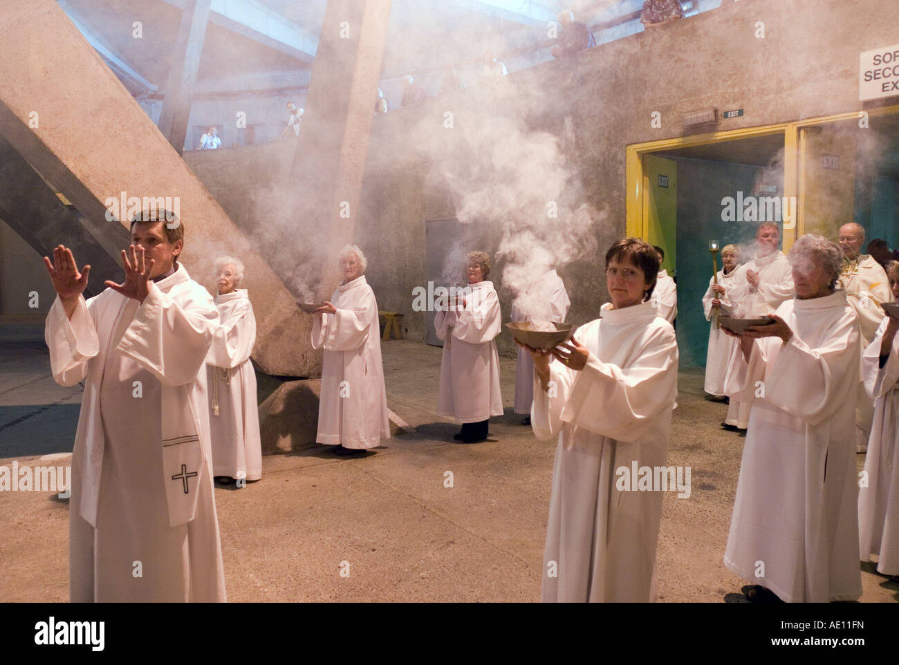 Le service divin dans une basilique à Lourdes, France Banque D'Images