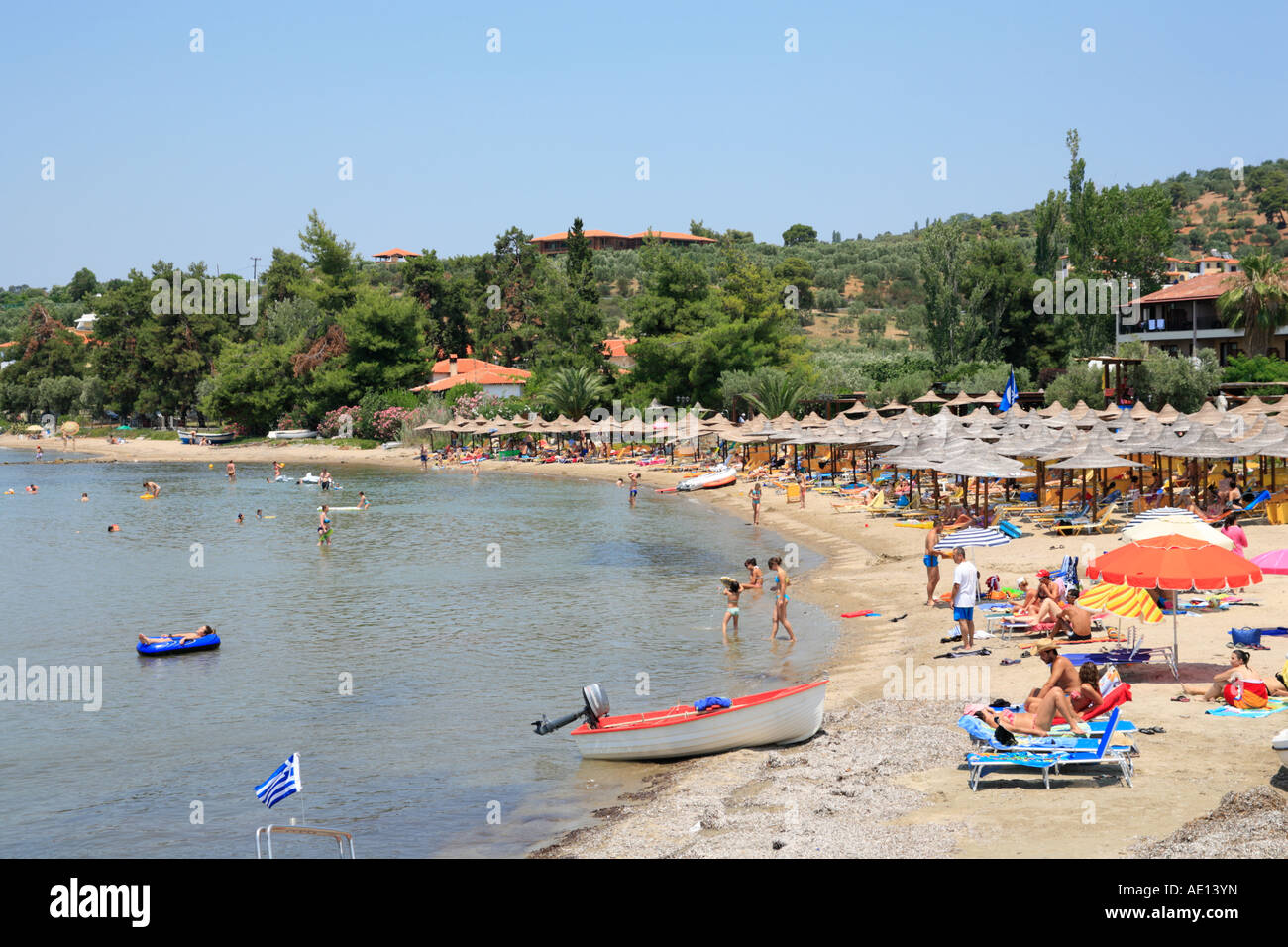 Des parasols à la plage d''Elia sur la péninsule de Sithonia, sur la péninsule de Chalcidice en Grèce Banque D'Images