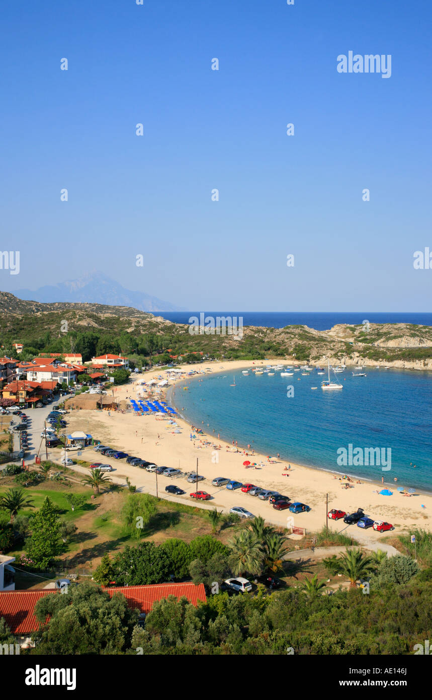 Kalamitsi Beach sur la péninsule de Sithonia, sur la péninsule de Chalcidice en Grèce avec le Mont Athos dans l'arrière-plan Banque D'Images