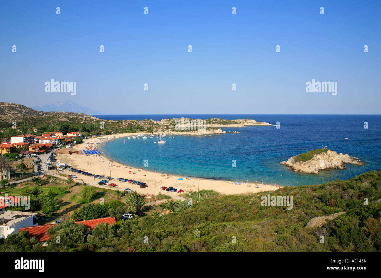 Kalamitsi Beach sur la péninsule de Sithonia, sur la péninsule de Chalcidice en Grèce avec le Mont Athos dans l'arrière-plan Banque D'Images