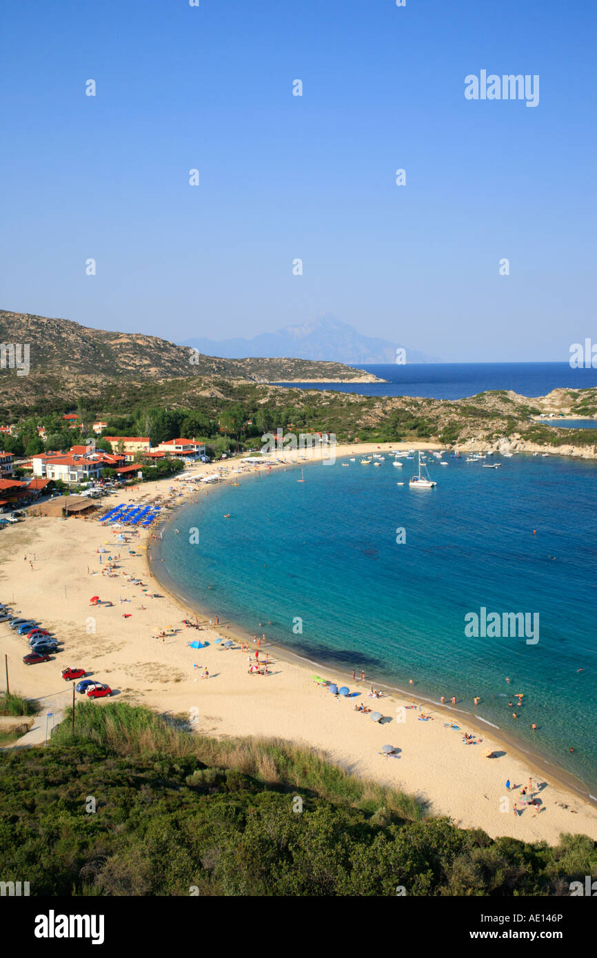 Kalamitsi Beach sur la péninsule de Sithonia, sur la péninsule de Chalcidice en Grèce avec le Mont Athos dans l'arrière-plan Banque D'Images