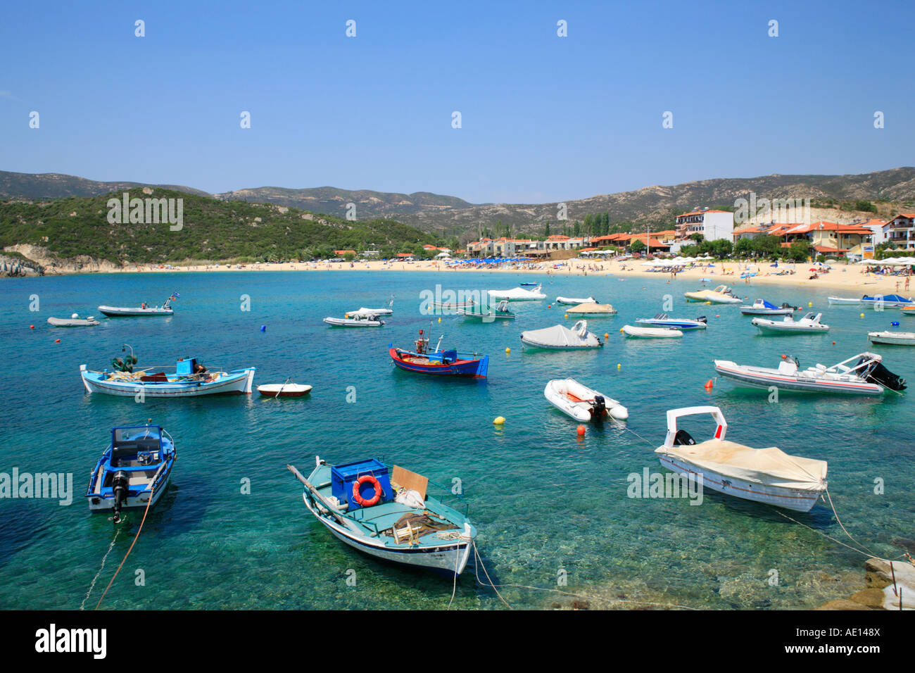 Bateaux dans la baie naturelle de Kalamitsi sur péninsule Sithonia sur la péninsule de Chalcidice en Grèce Banque D'Images