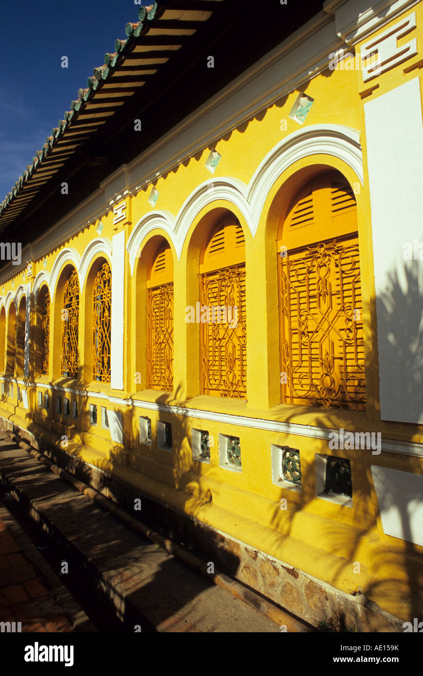 Des fenêtres avec des grilles en fer forgé, Dinh de Chau Phu Temple, Chau Doc, le Viet Nam Banque D'Images