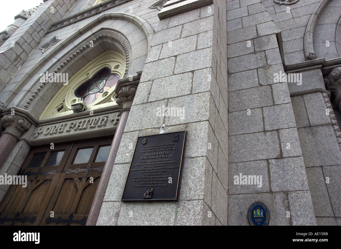 Une plaque sur le mur de la première église catholique de Halifax commémorant la visite du Pape Jean Paul II Banque D'Images