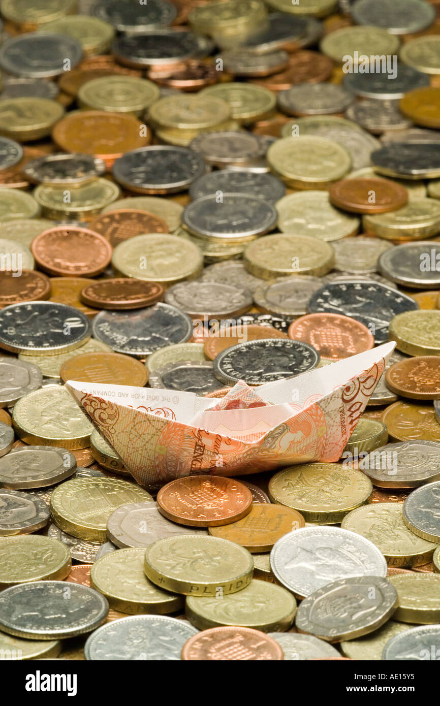 €5050 pound note papier bateau flottant sur une mer d'anglais British UK coins Banque D'Images