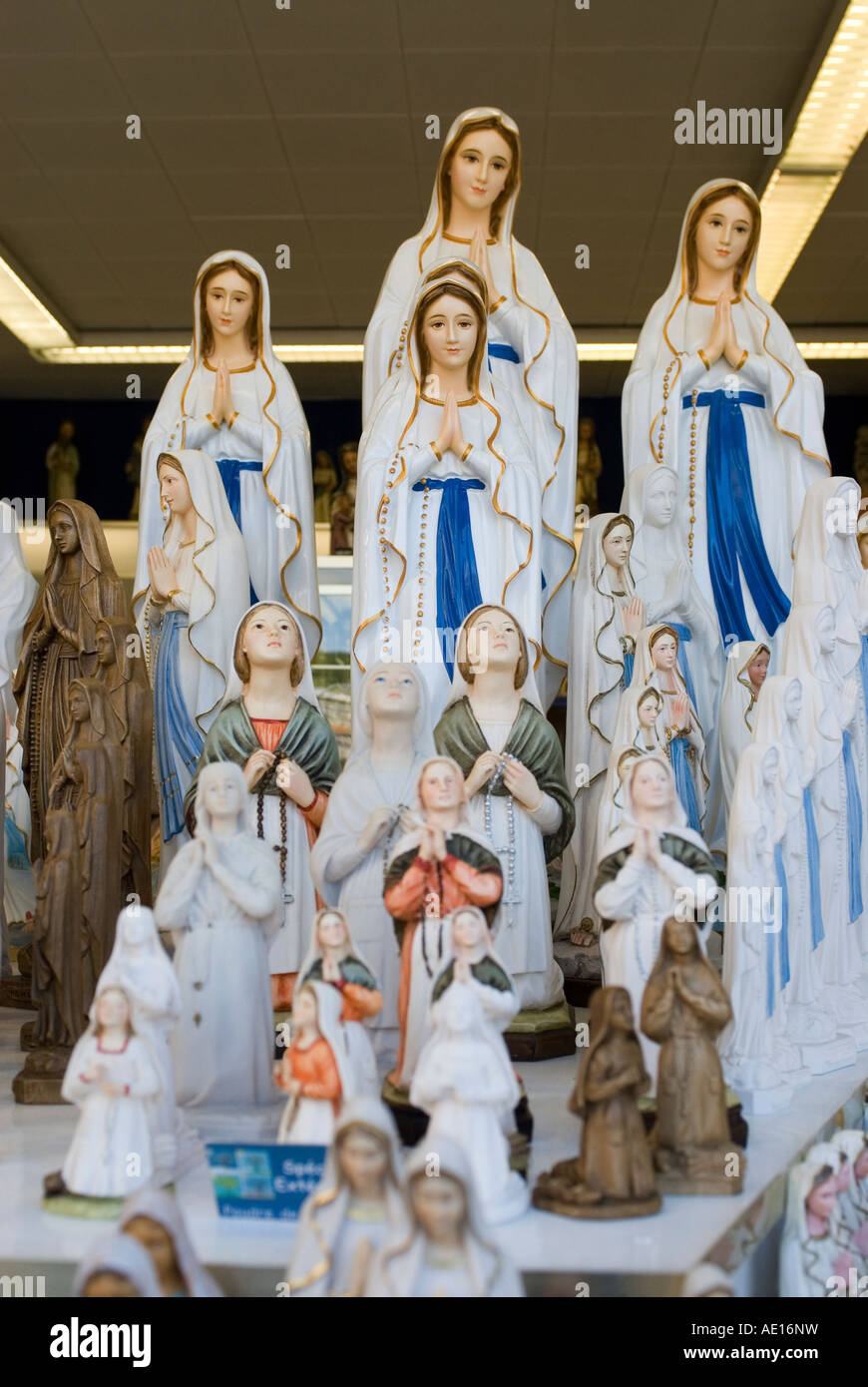 Boutique de souvenirs à Lourdes, France Photo Stock Alamy