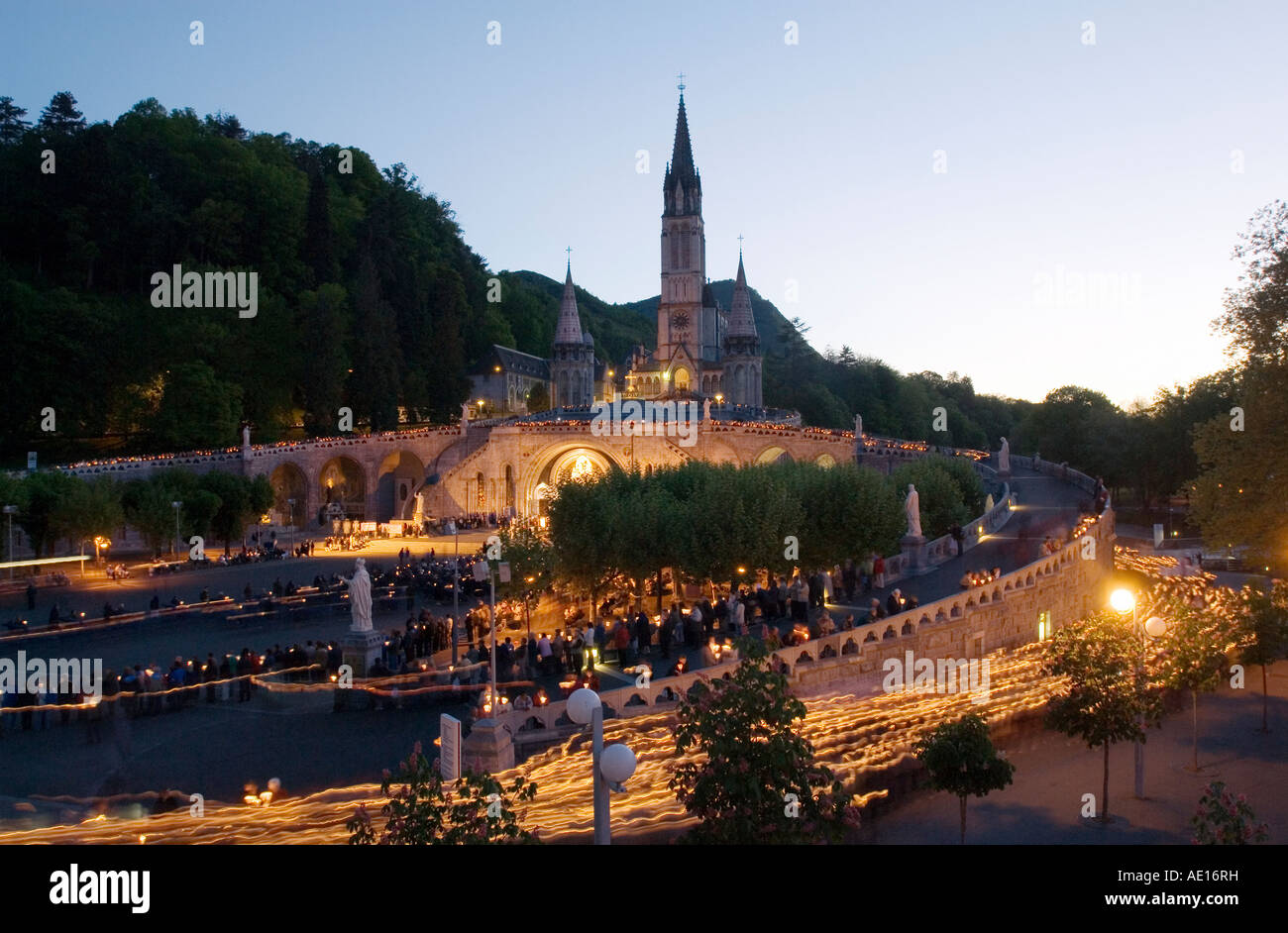 La Procession aux chandelles à Lourdes, France Banque D'Images