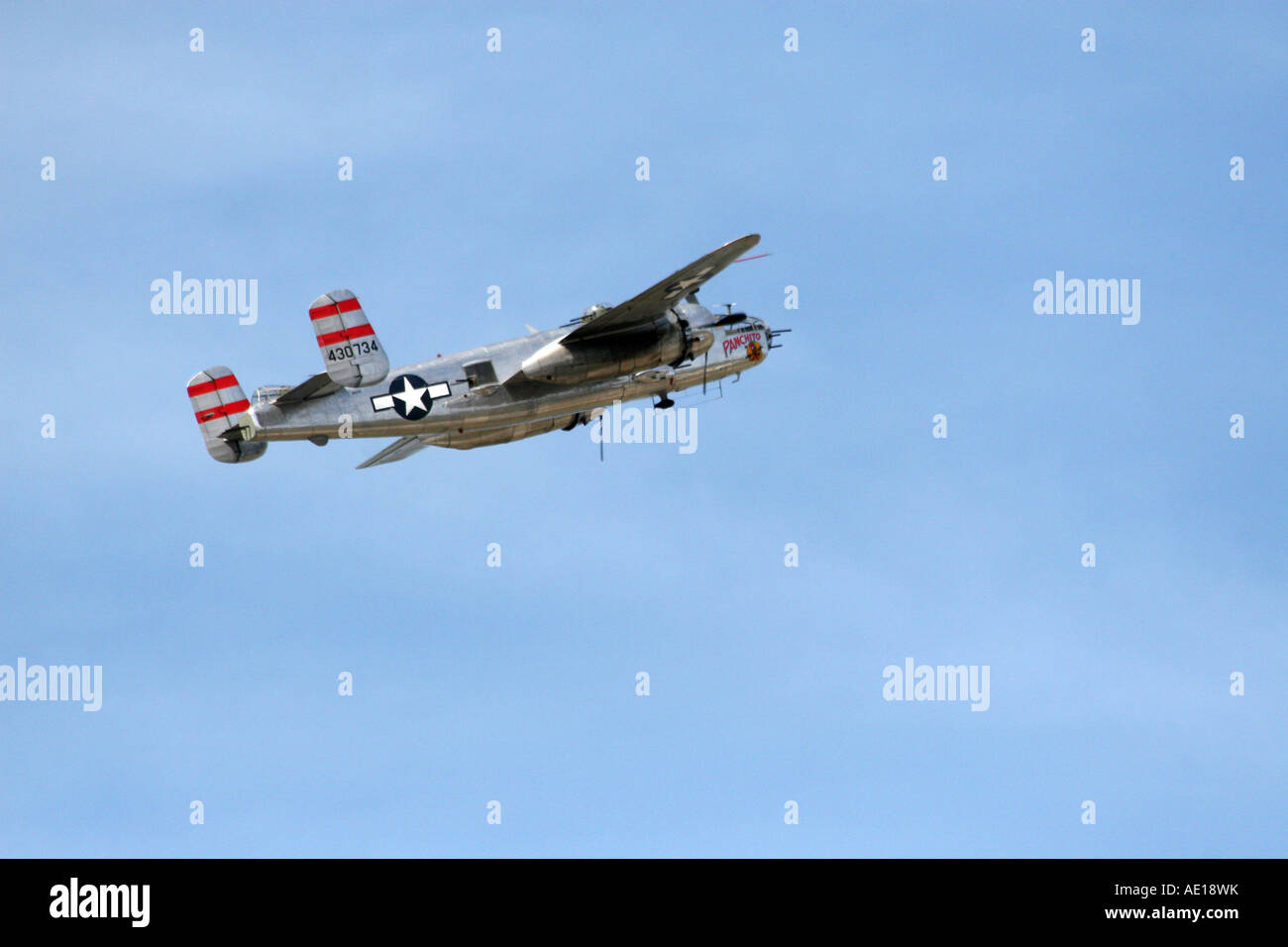 La Deuxième Guerre mondiale, des bombardiers B-25 Voler à 2007 Panchito par MacDill Air Fest à Tampa en Floride USA Banque D'Images