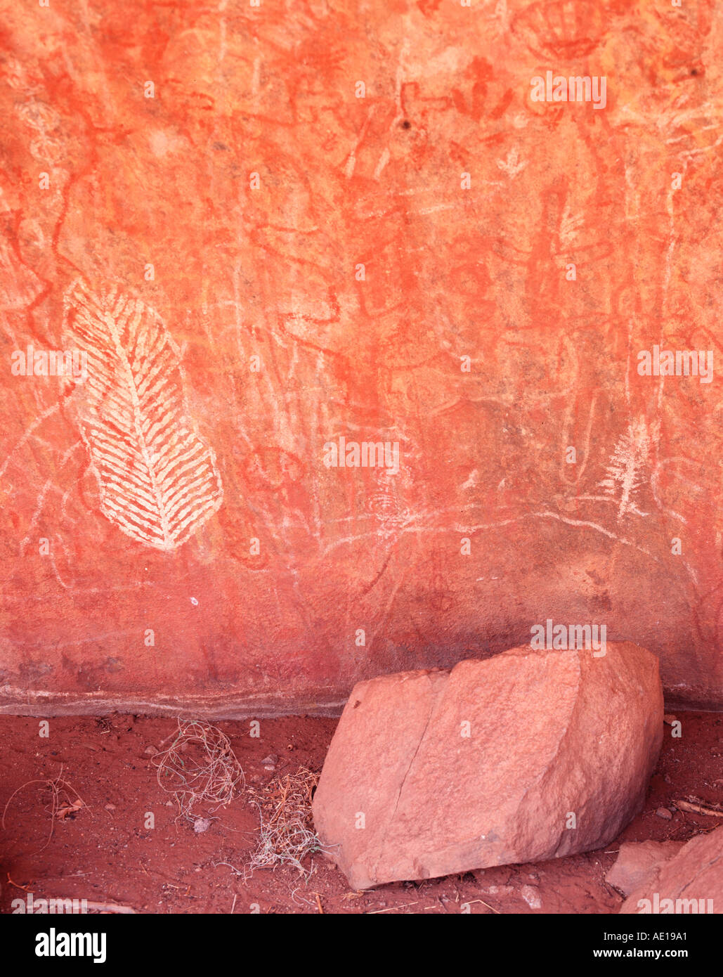 Grotte, peintures sur Uluru Uluru Kata Tjuta National Park Centre de l'Australie Territoire du Nord Australie Banque D'Images