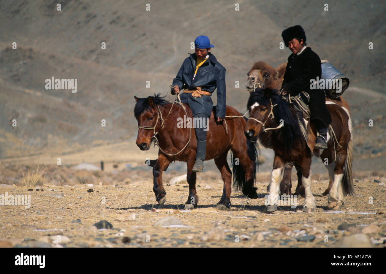 Asie Mongolie Bayan Olgii Province Hommes Kazakh sur leur chemin vers le Nouvel An Kazakh de l'équitation de chameau pack leader Banque D'Images