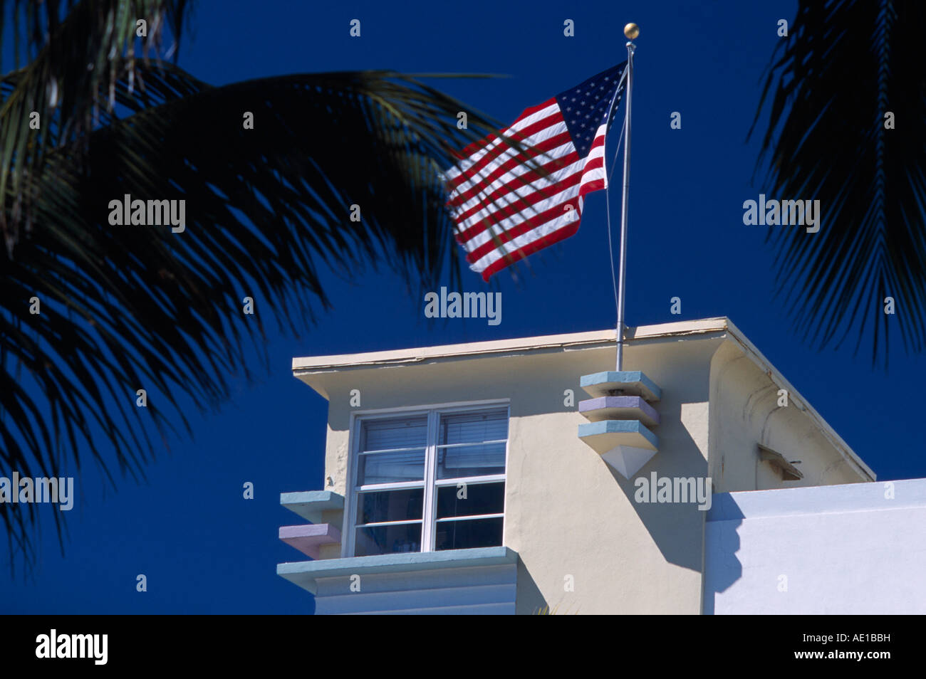 Amérique du Nord USA Floride Miami South Beach Ocean Drive immeuble Art Déco avec le drapeau américain battant pavillon de Banque D'Images