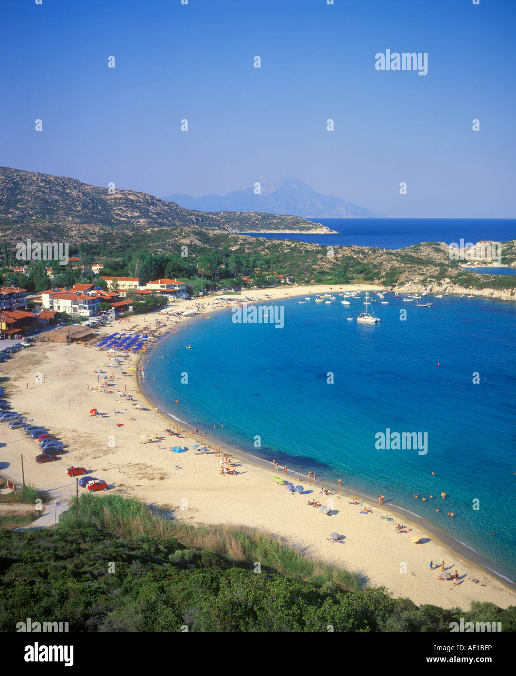 Kalamitsi Beach sur la péninsule de Sithonia, sur la péninsule de Chalcidice en Grèce avec le Mont Athos dans l'arrière-plan Banque D'Images