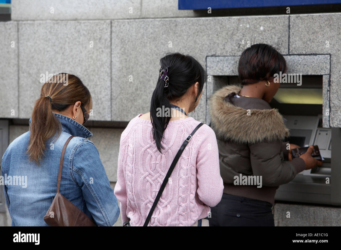 Close up of young asian woman noir et la queue à un guichet automatique bancaire point trésorerie Banque D'Images