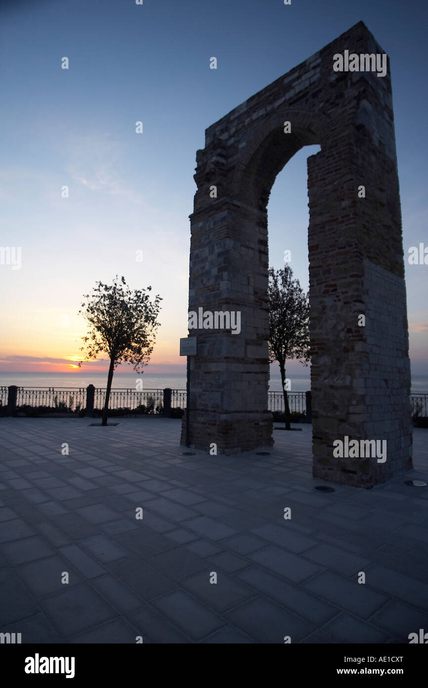 Numana arch et viewpoint à la mer au lever du soleil le centre de l'Italie Banque D'Images