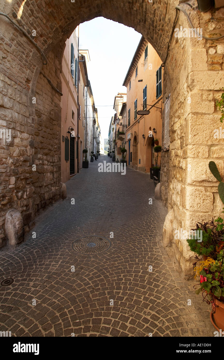 Arc romain typique dans le village côtier de Sirolo par riviera Adriatique Italie centrale Banque D'Images