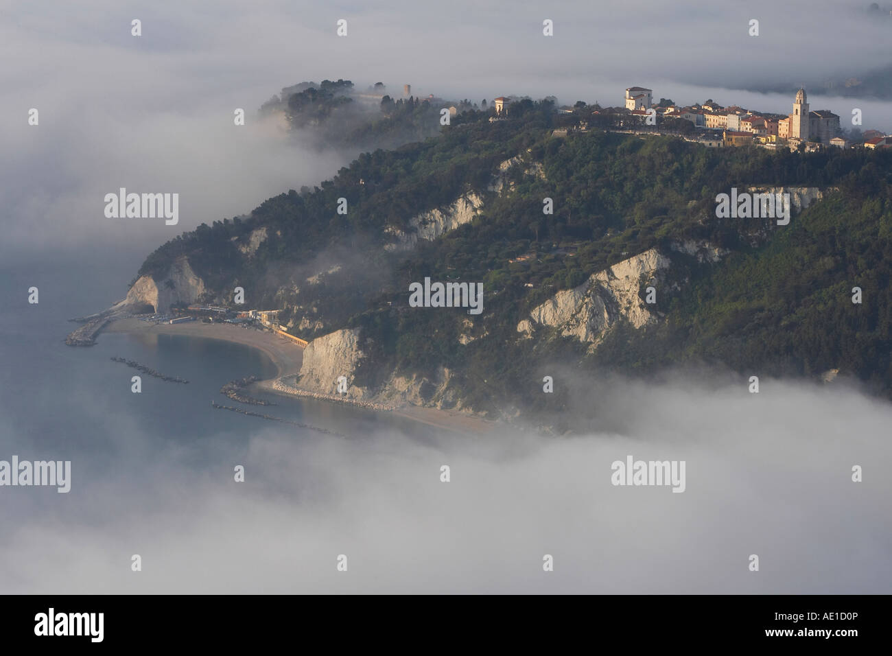 Avis de Sirolo village de Conero parc national par le driatic riviera Italie centrale Banque D'Images