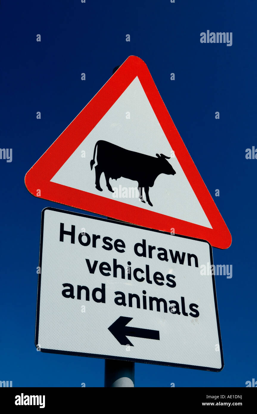 Les véhicules tirés par des chevaux et animaux signer vu sur les fossés Lane à Fairdean Downs près de Coulsdon Surrey England UK Banque D'Images