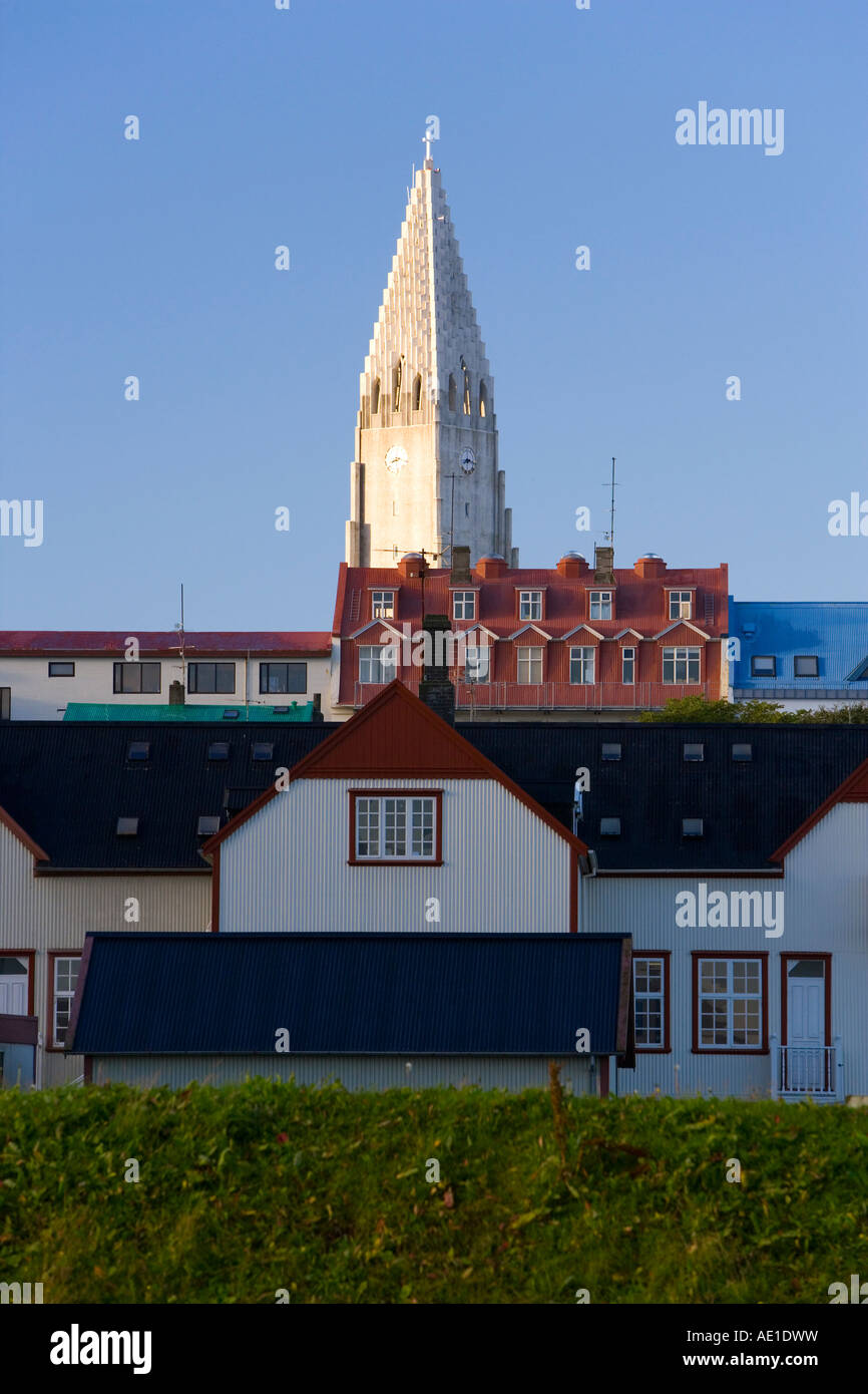 L'Islande Reykjavik bâtiments colorés en face de l'Hallgrimskirkja moderniste Banque D'Images