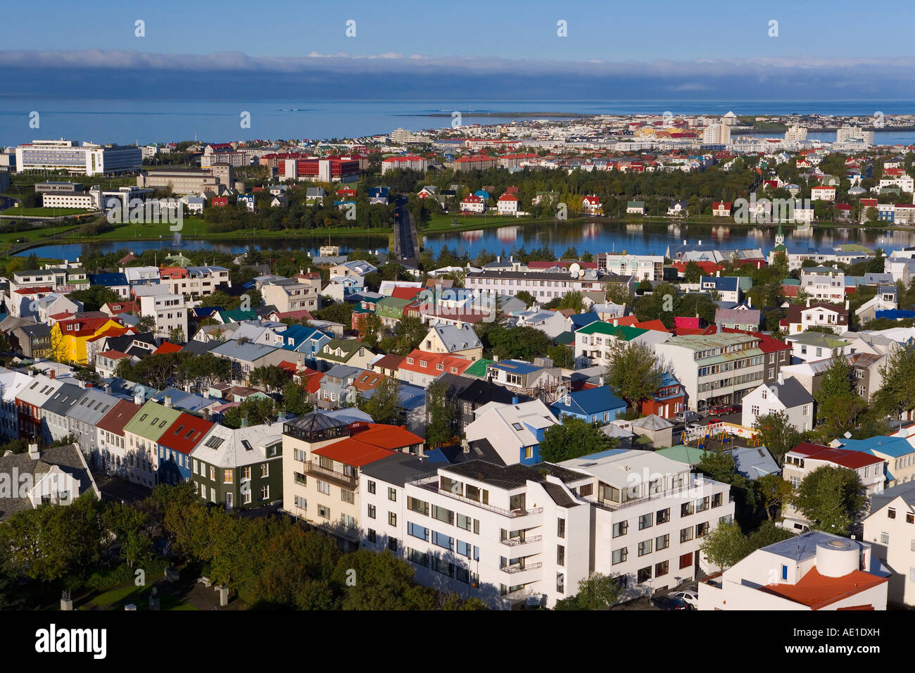 L'Islande Reykjavik Vue aérienne de basse de Hallgrimskirkja les maisons colorées bâtiments commerciaux et du port de la capitale Banque D'Images