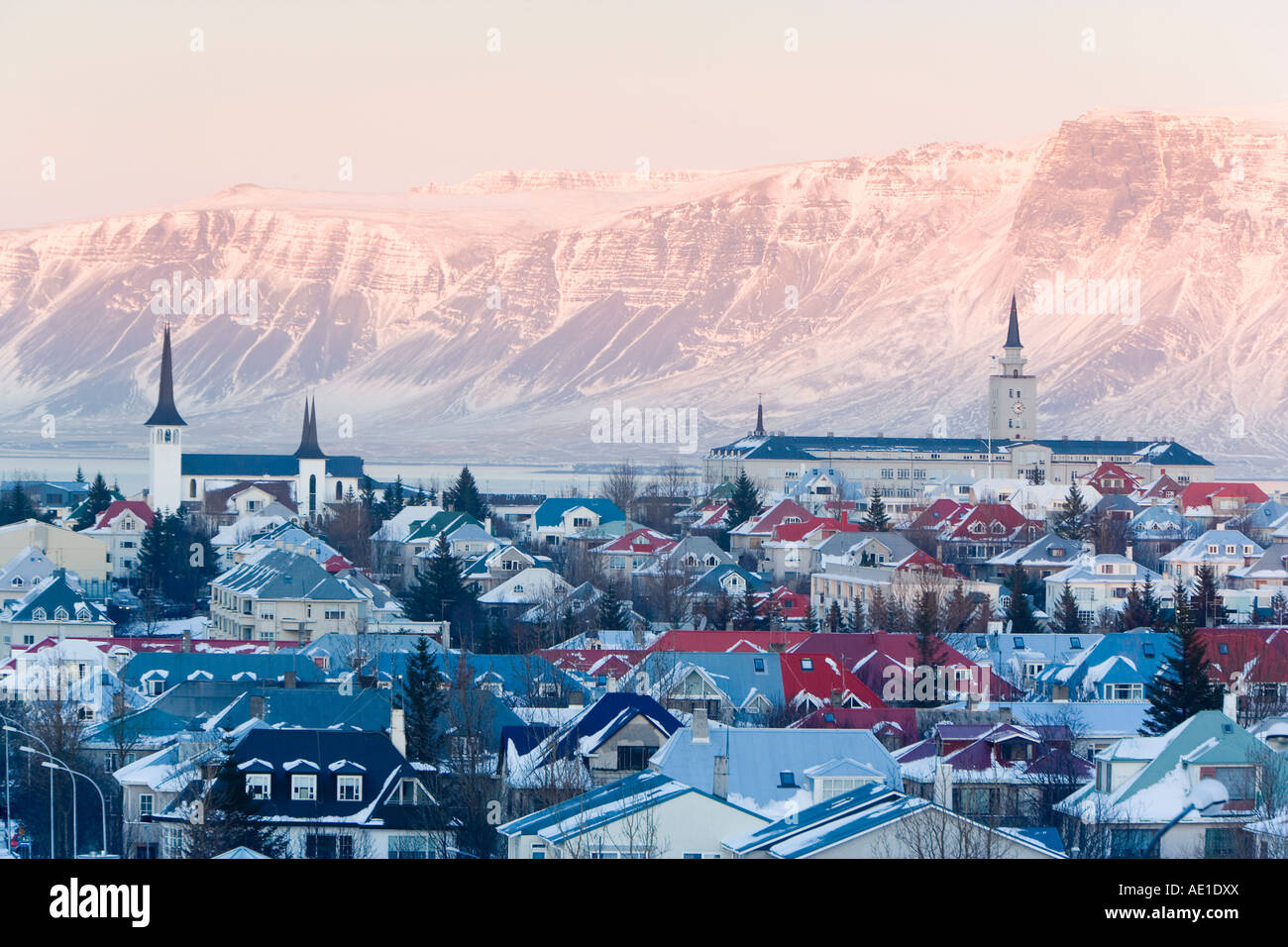 L'Islande Reykjavik vue surélevée sur les Églises et la ville de Reykjavik avec un fond de montagnes enneigées Banque D'Images