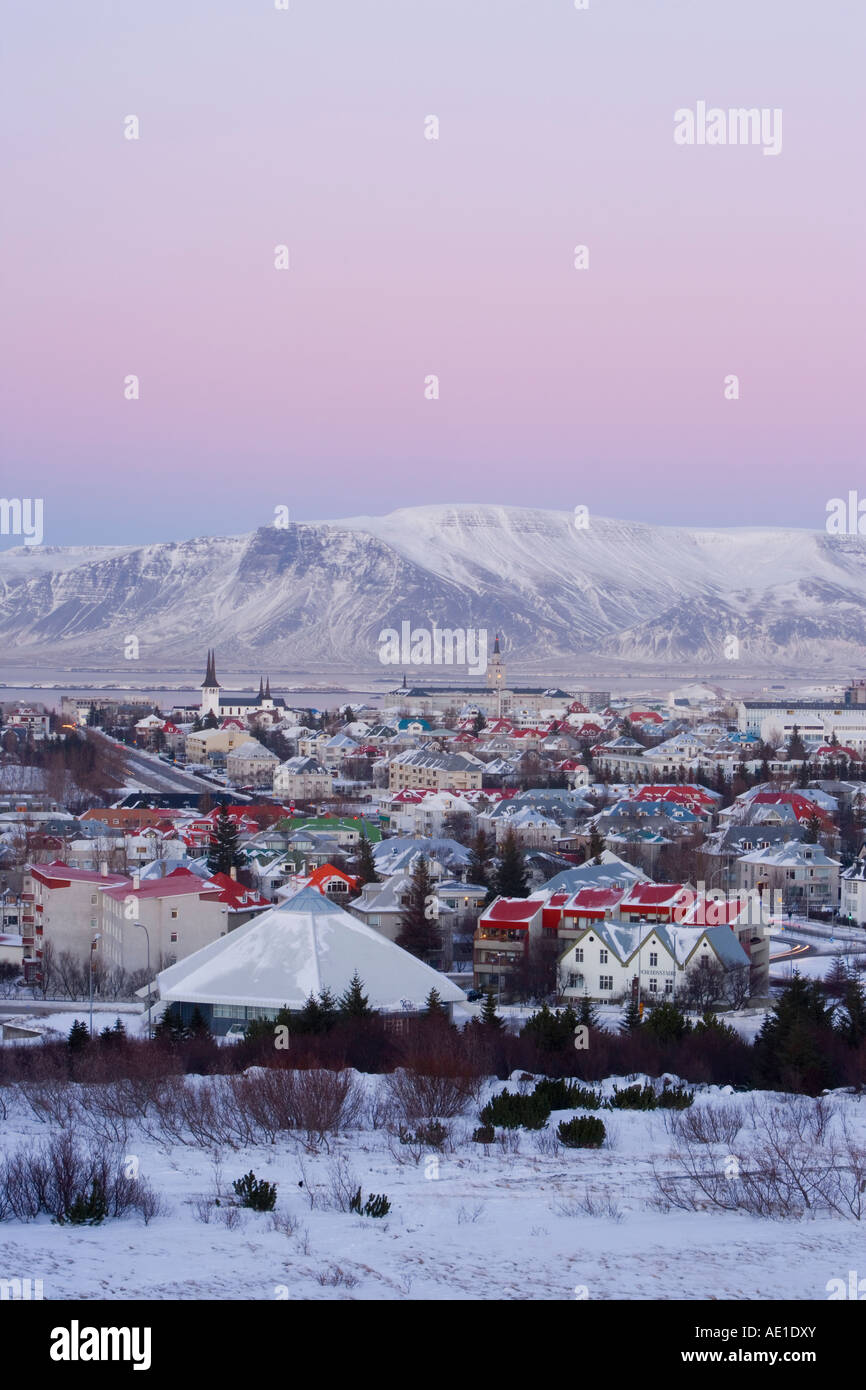 L'Islande Reykjavik vue surélevée sur les Églises et la ville de Reykjavik avec un fond de montagnes enneigées Banque D'Images