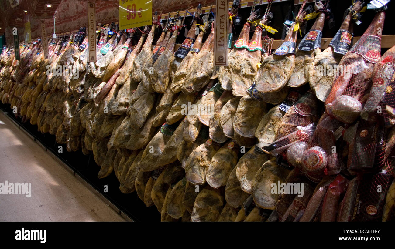 Jambon Serrano à vendre dans un supermarché en Espagne Banque D'Images