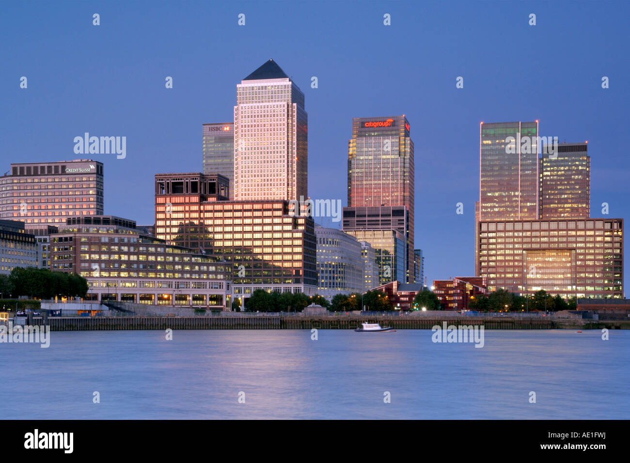 Crépuscule sur la rivière Thames de Canary Wharf Tower et d'autres bâtiments dans le Docklands sur l'Isle of Dogs à Londres. Banque D'Images