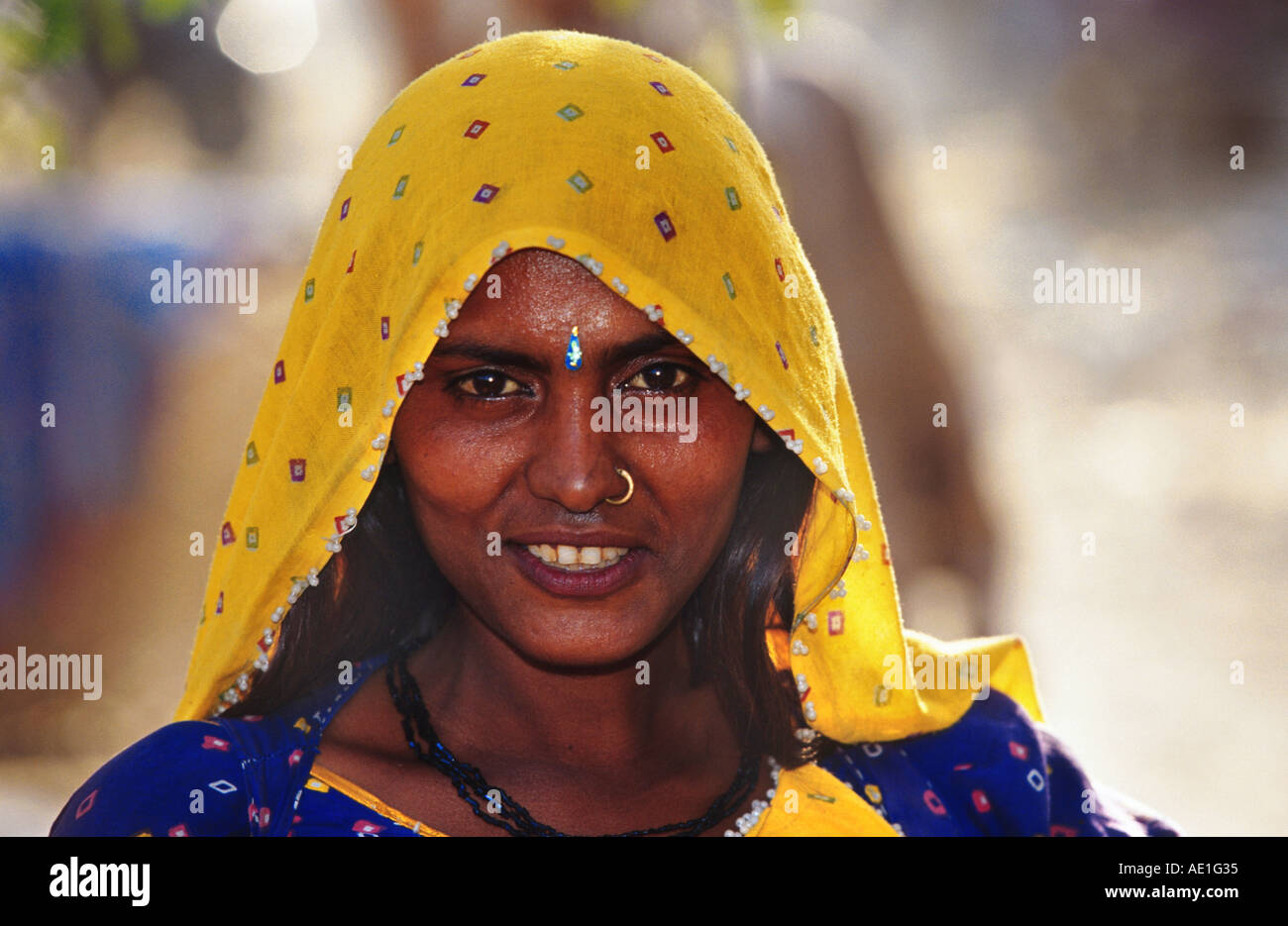 Portrait d'une femme indienne wearing scarf un piercing nez, l'Inde,  Rajasthan Photo Stock - Alamy