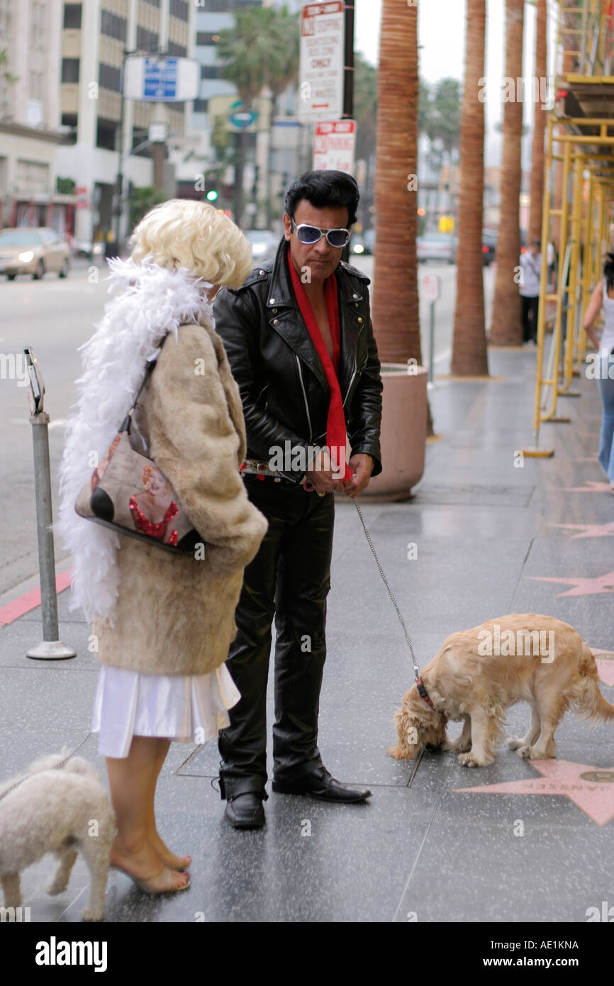 Les imitateurs d'Elvis et Marilyn Monroe sur le Walk of Fame de Hollywood Boulevard Los Angeles California USA Banque D'Images