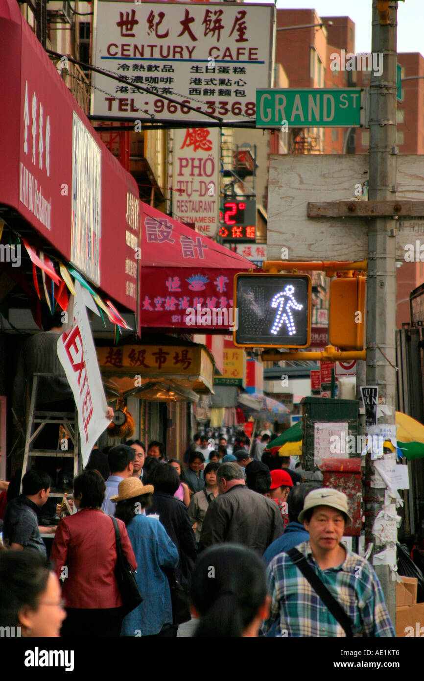 Foule à l'angle de Bowery et de Grand St Chinatown New York City New York USA Banque D'Images