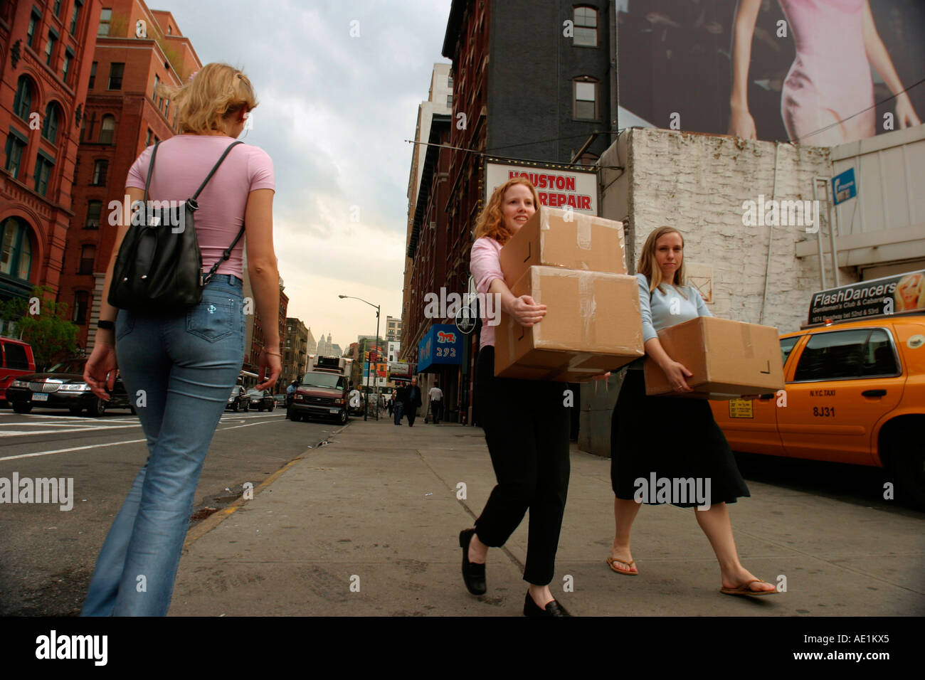 Les femmes chargés de boîtes Manhattan New York NY USA Banque D'Images