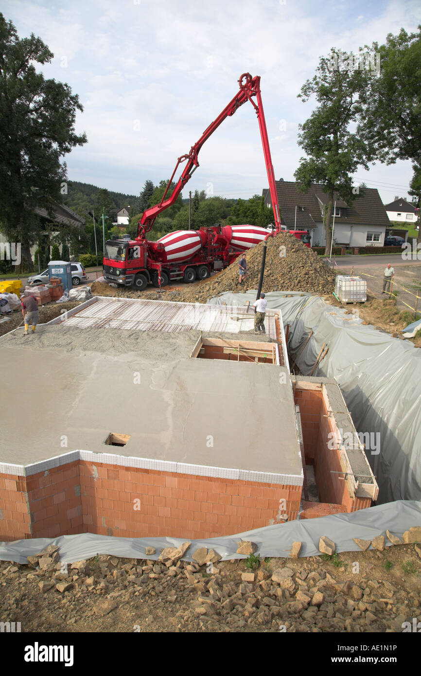 Nouvelle maison avec cave en cours de construction avec un camion de ciment la livraison du béton. Allemagne Banque D'Images