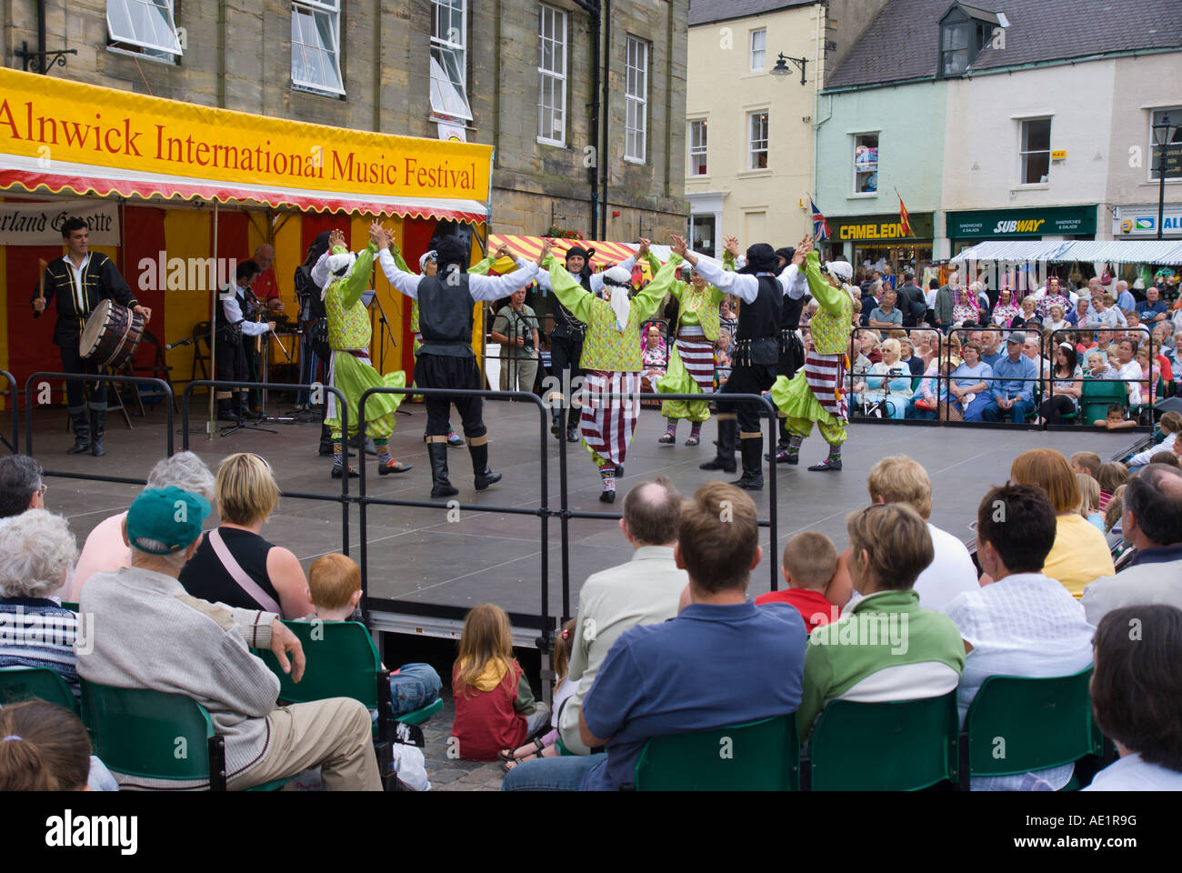 D'Alnwick Northumberland Royaume-uni Music Festival 2007 Place du marché la scène avec les artistes interprètes ou exécutants Uhot Banque D'Images