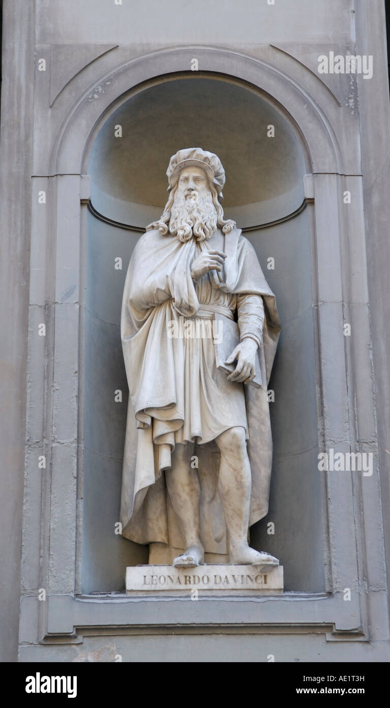 Da Vinci Leonardo Davinci, statue à l'extérieur de la Galerie des Offices, Florence Banque D'Images