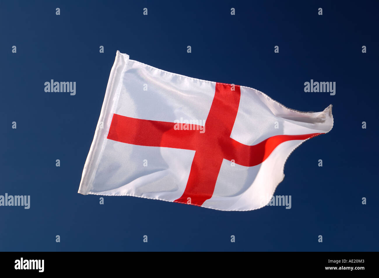 Le drapeau anglais contre un fond bleu foncé Banque D'Images