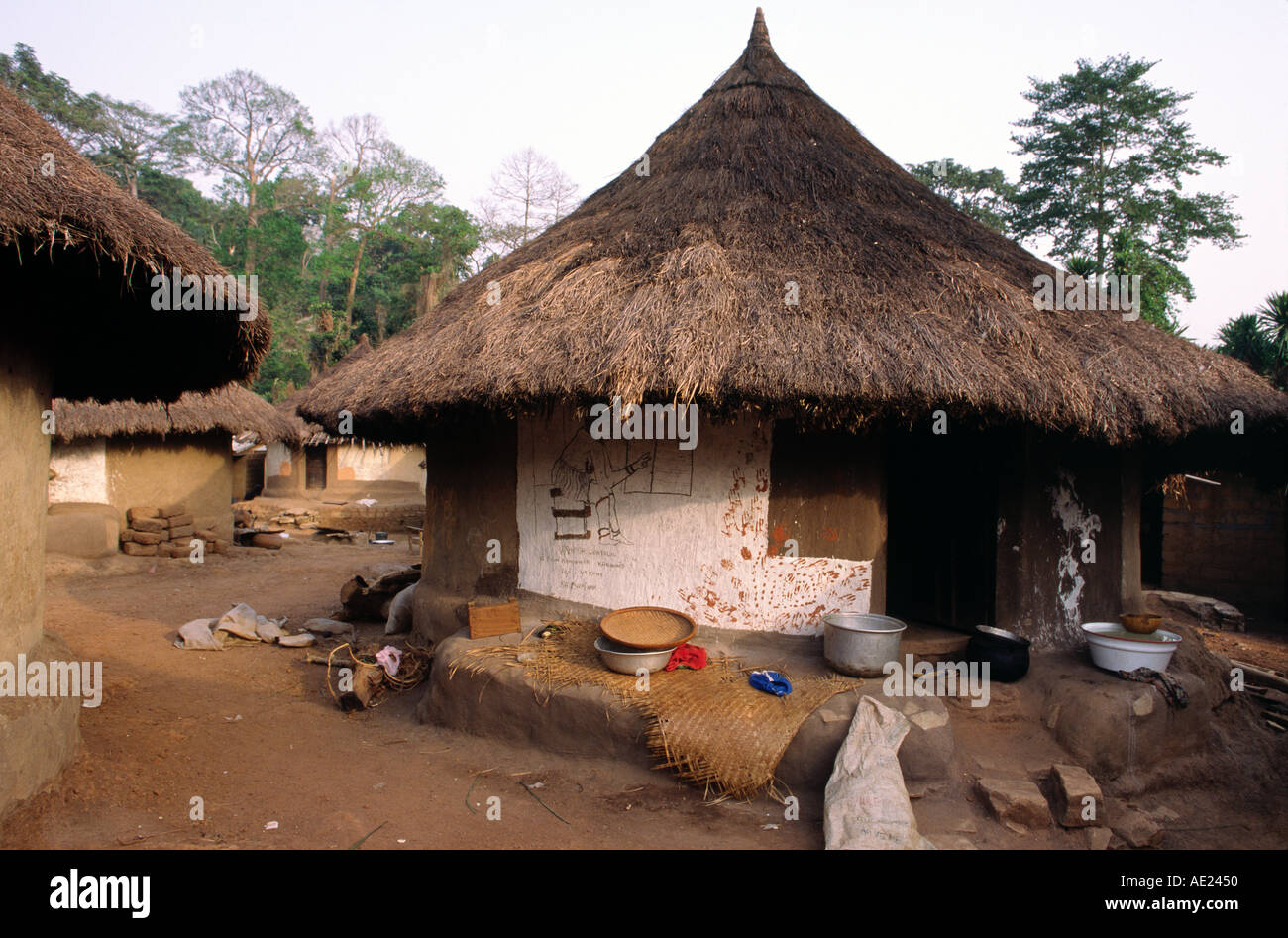 Un village de maisons traditionnelles à l'extérieur de l'homme dans l'ouest de la Côte d'Ivoire Banque D'Images