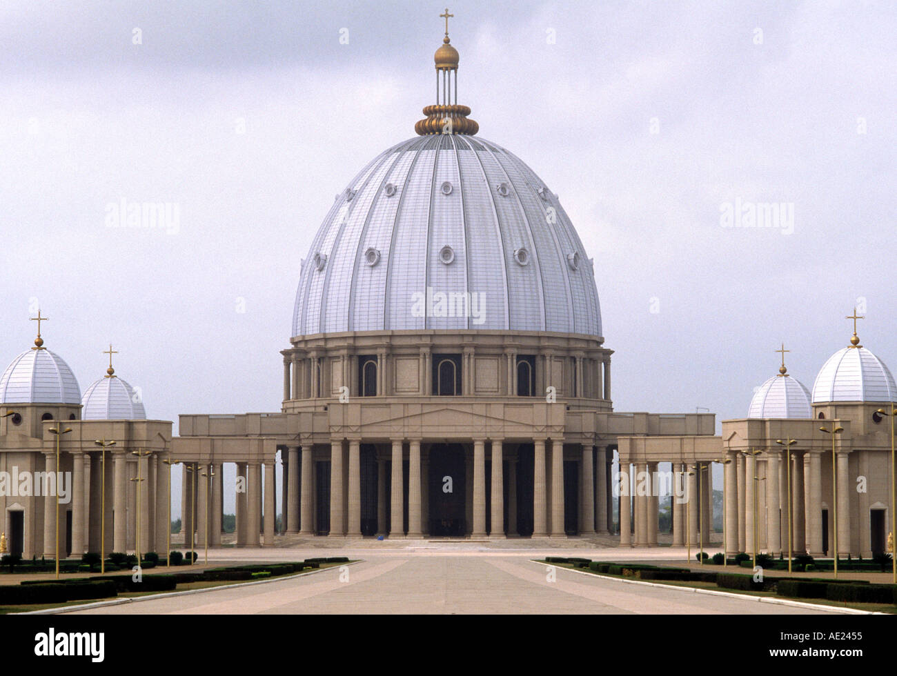 Notre Dame de la paix de Yamoussoukro basilique en Côte d'Ivoire Photo Stock Alamy Notre Dame de la paix de Yamoussoukro basilique en Côte d'Ivoire Photo Stock Alamy