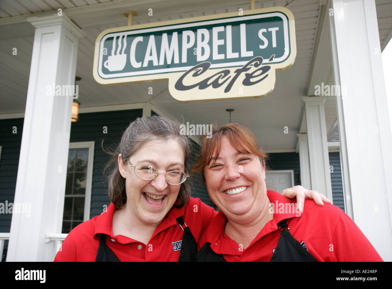 Valparaiso Indiana, Campbell Street Cafe, 55 ans et plus communauté, serveur de serveuses intérieur employé, employés travailleurs travail personnel, femmes, meilleurs amis Banque D'Images