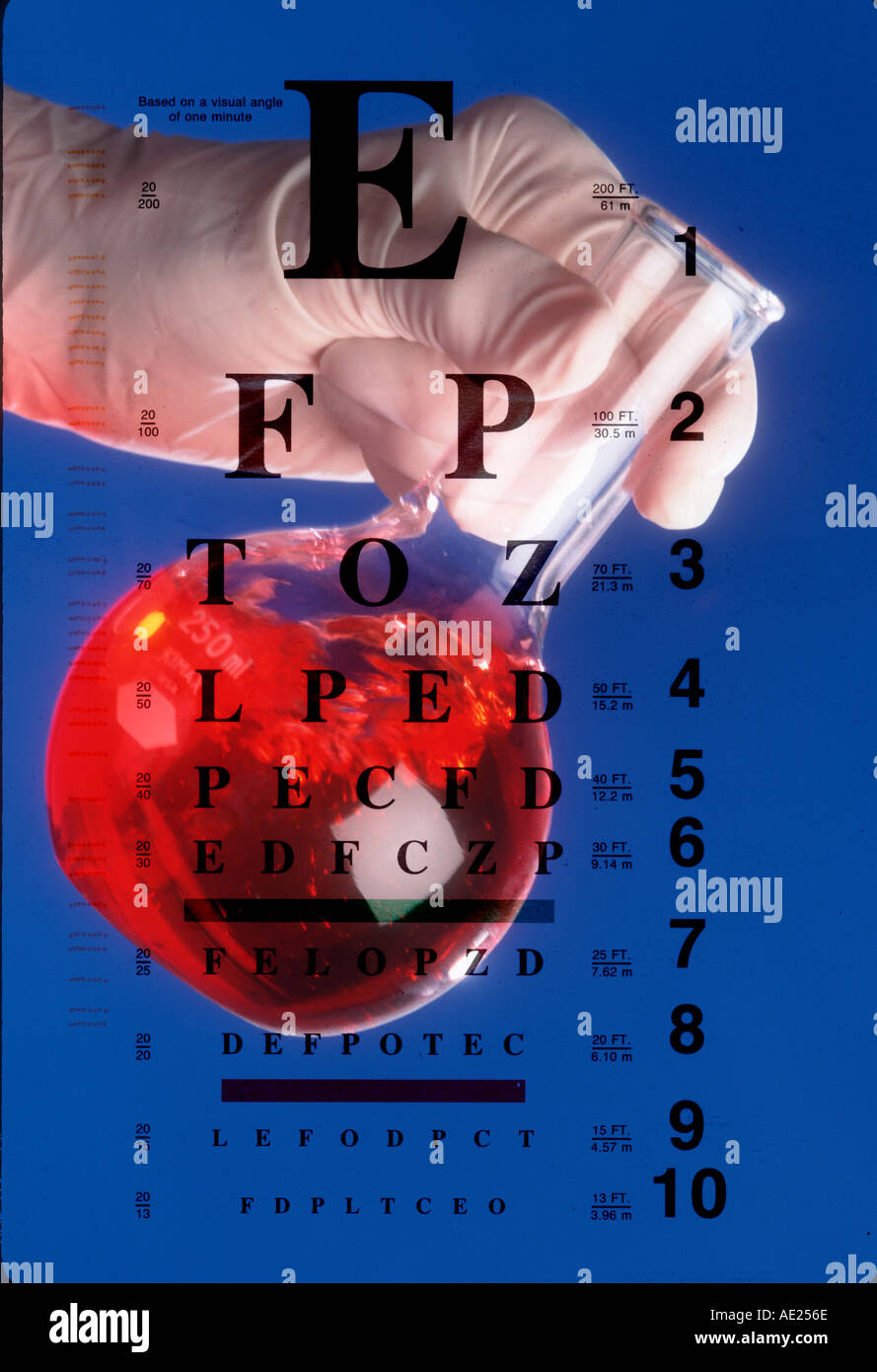 Abstract view hand holding beaker de liquide avec eye chart Banque D'Images