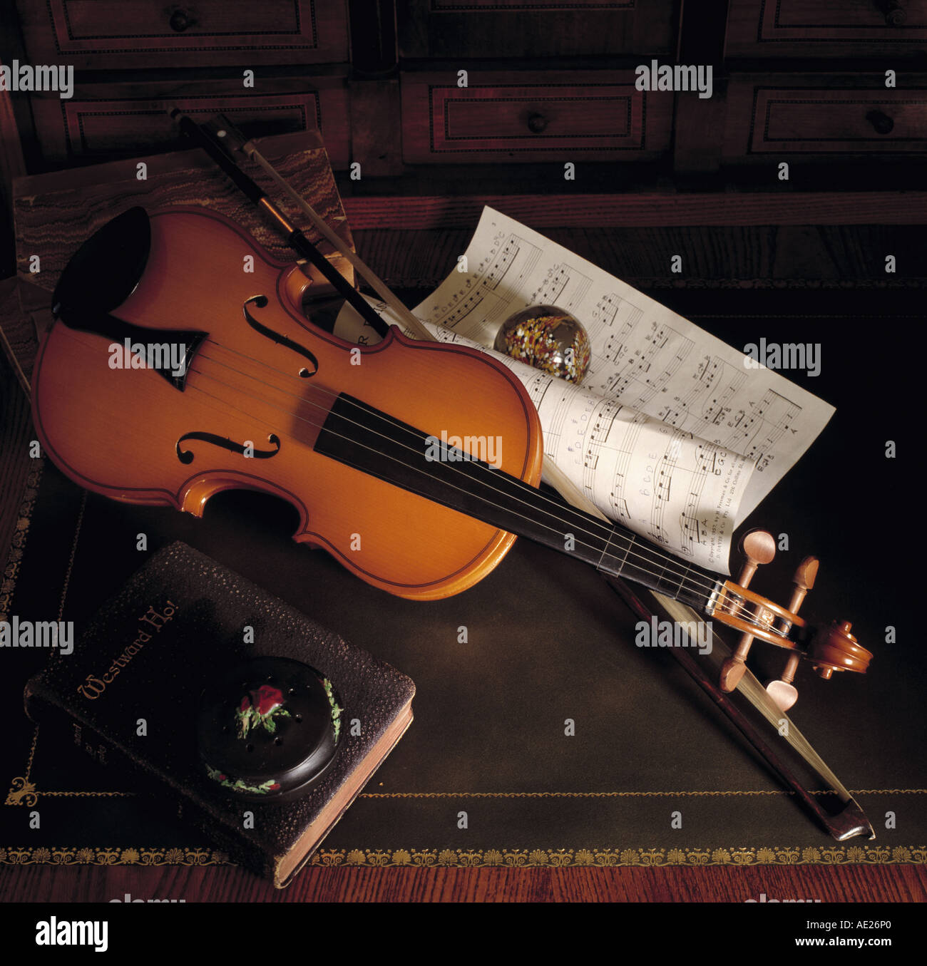 Close-up de violon avec partitions et bow Banque D'Images