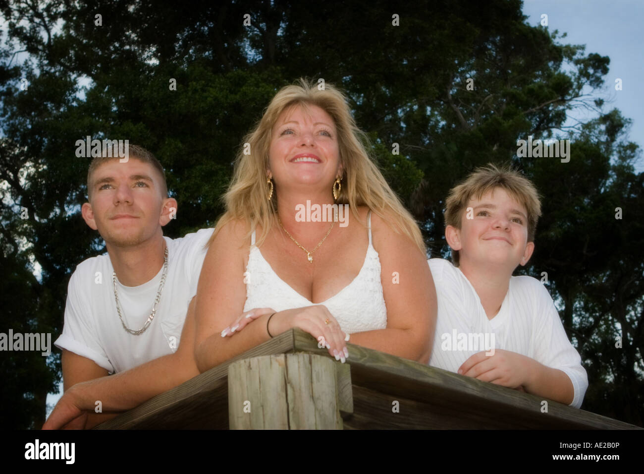 Mère et Fils sur un quai à regarder et Banque D'Images