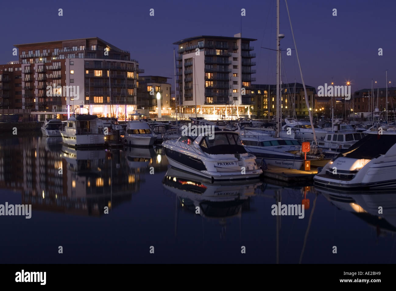 Marina Ocean Village Southampton Hampshire Angleterre par le coucher du soleil Banque D'Images