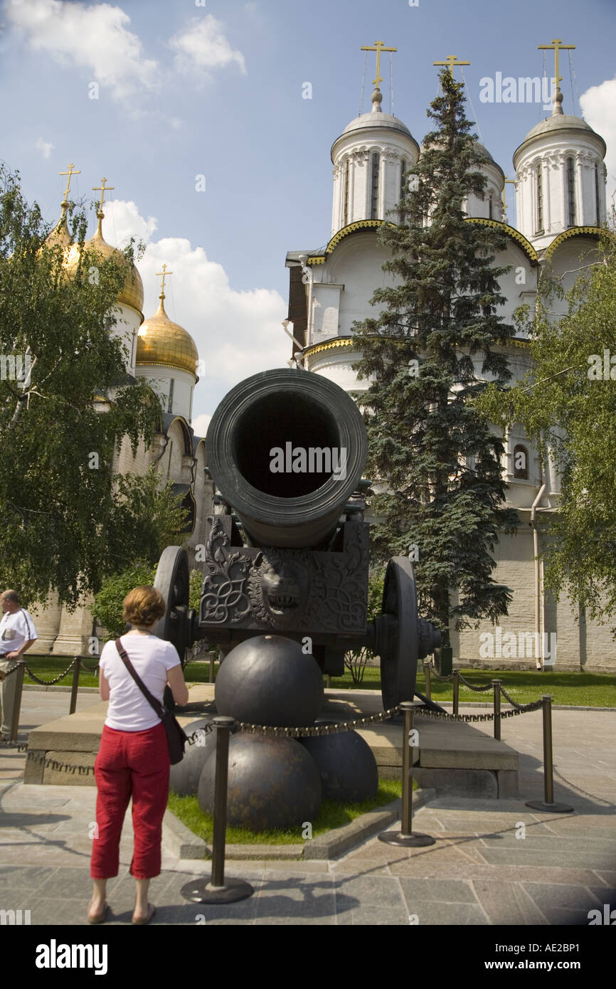 Femme demande à la taille de l'Chokhovs la Russie Tsar Canon au Kremlin de Moscou Banque D'Images