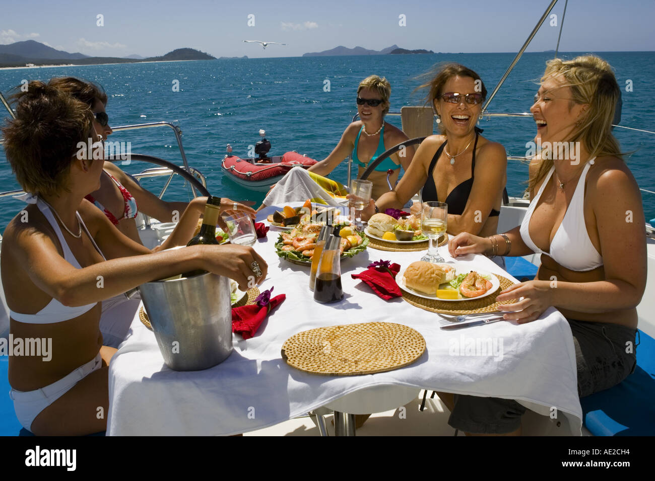 Toutes les femmes ayant un déjeuner relaxant à bord du yacht ancré Septembre 2005 Banque D'Images