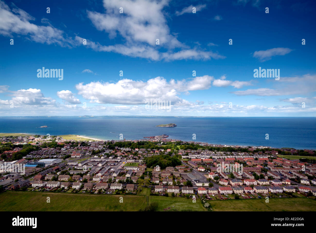 Vue depuis la Loi sur la ville de North Berwick à l'île de Craigleith, le Firth of Forth et la Fife au loin. Banque D'Images