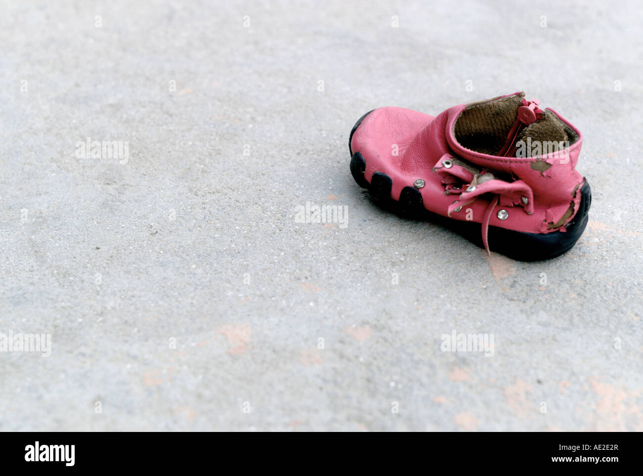 Chaussure d'enfant abandonné Banque D'Images