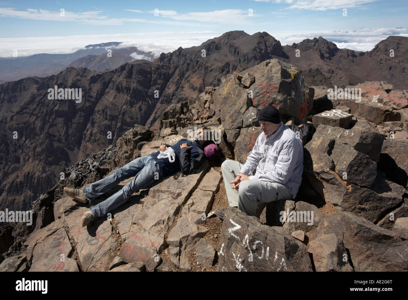 Deux hommes se détendre après l'escalade le Jebel Toubkal Maroc Banque D'Images