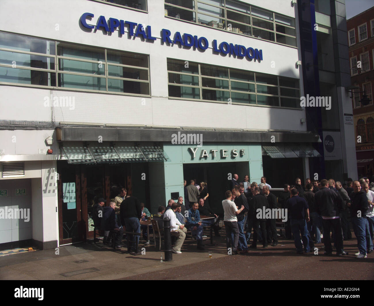 Pub Yates et Capital Radio Londres Leicester Square Londres Angleterre  bâtiment Photo Stock - Alamy